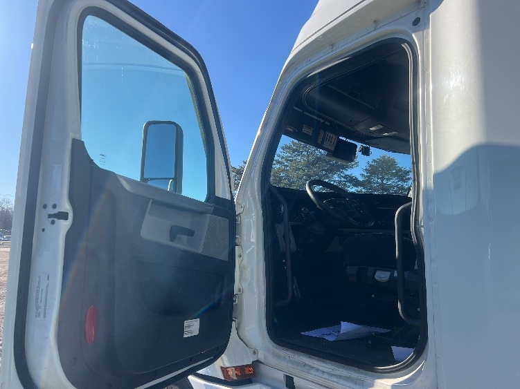 Used 2022 Freightliner Cascadia - photo 11