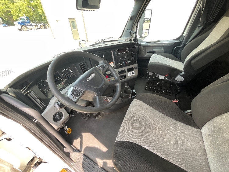Used 2022 Freightliner Cascadia - photo 12