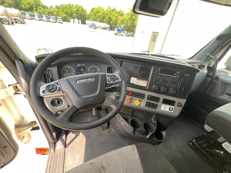 Used 2022 Freightliner Cascadia - photo 13