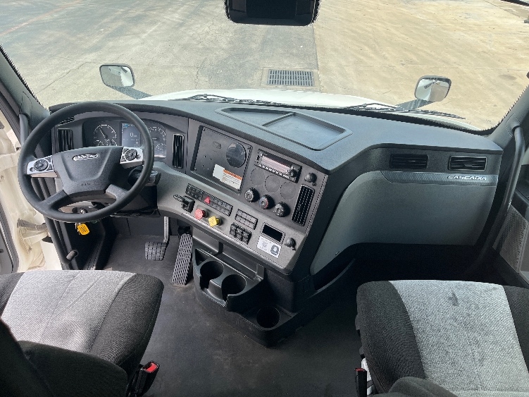 Used 2022 Freightliner Cascadia - photo 14