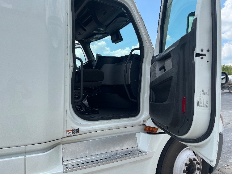Used 2022 Freightliner Cascadia - photo 15
