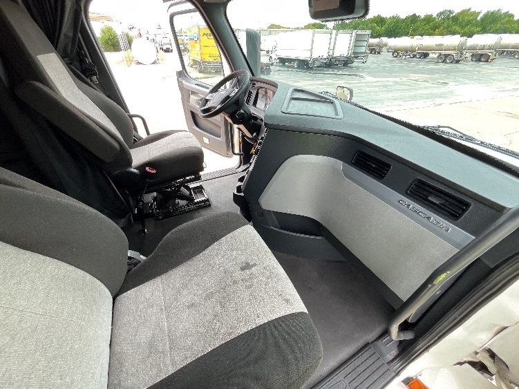 Used 2022 Freightliner Cascadia - photo 17