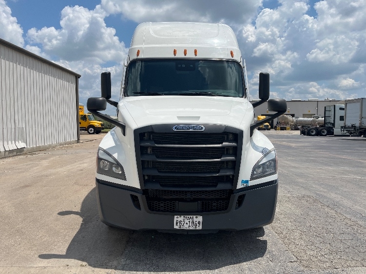 Used 2022 Freightliner Cascadia - photo 2