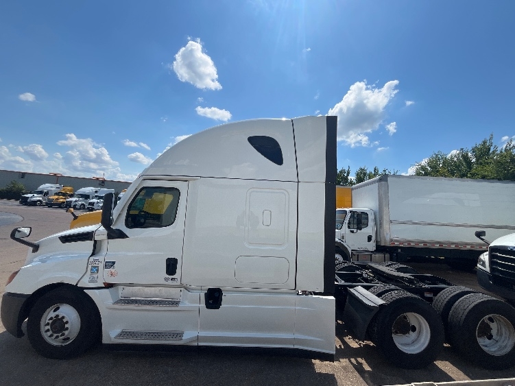 Used 2022 Freightliner Cascadia - photo 6