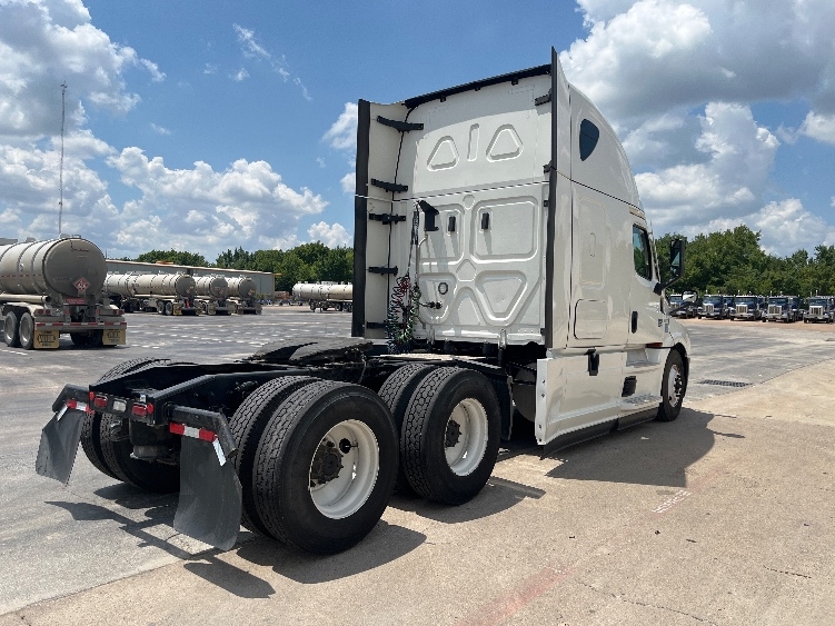 Used 2022 Freightliner Cascadia - photo 9