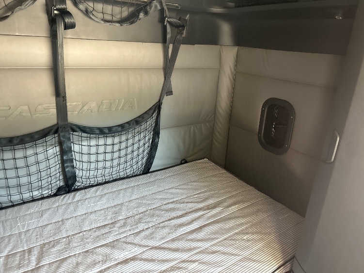 Used 2022 Freightliner Cascadia - photo 20
