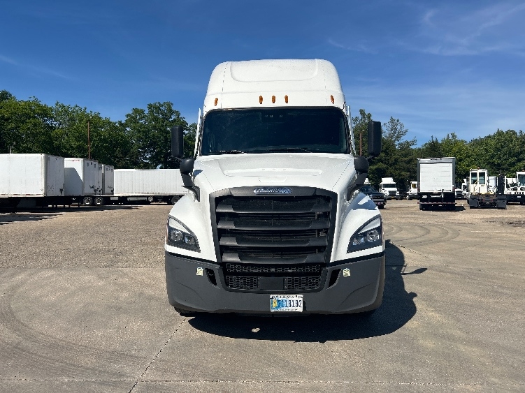 Used 2022 Freightliner Cascadia - photo 2