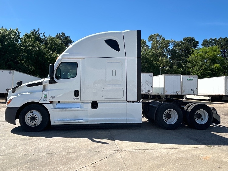 Used 2022 Freightliner Cascadia - photo 6