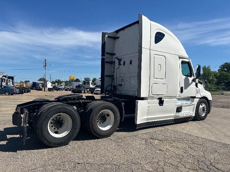 Used 2022 Freightliner Cascadia - photo 9