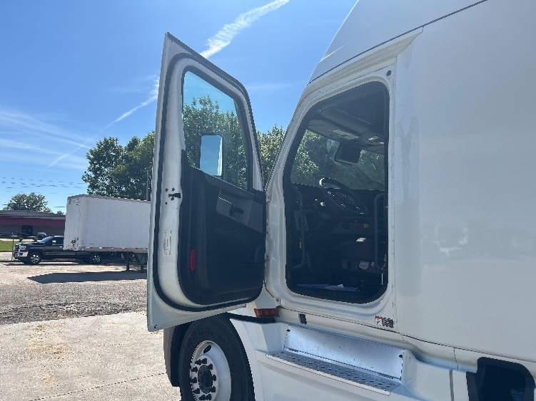 Used 2022 Freightliner Cascadia - photo 11