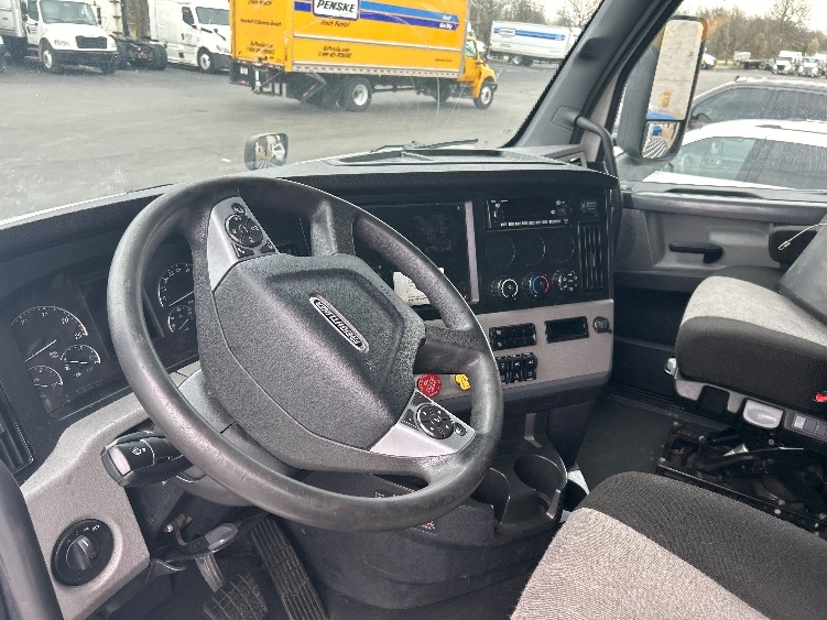 Used 2022 Freightliner Cascadia - photo 12