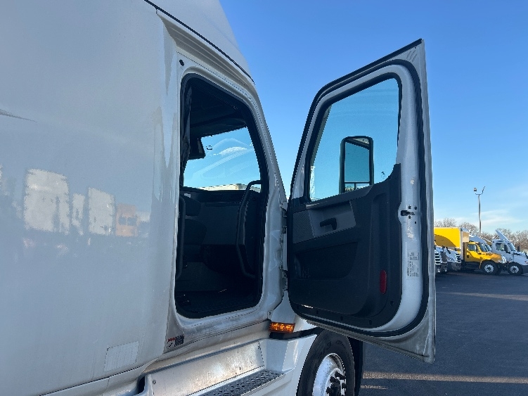 Used 2022 Freightliner Cascadia - photo 15