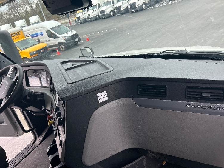 Used 2022 Freightliner Cascadia - photo 16