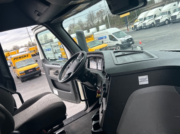 Used 2022 Freightliner Cascadia - photo 17