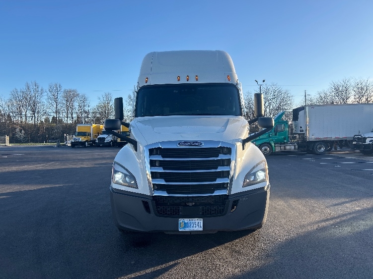 Used 2022 Freightliner Cascadia - photo 2