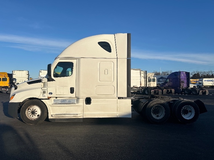 Used 2022 Freightliner Cascadia - photo 6