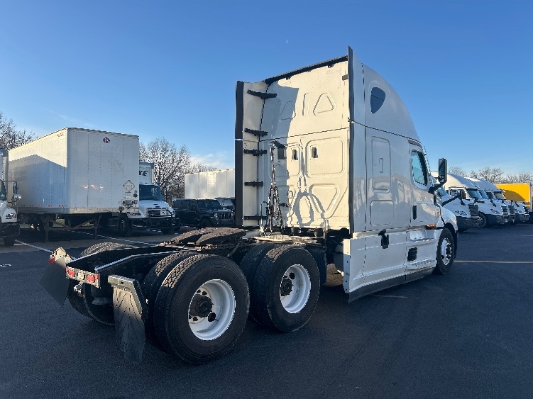 Used 2022 Freightliner Cascadia - photo 9