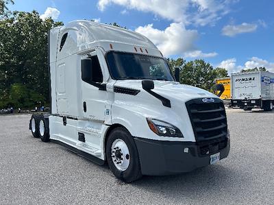 Used 2022 Freightliner Cascadia Detroit DD15AT Semi Truck with Sleeper Cab for sale #385142 - photo 1