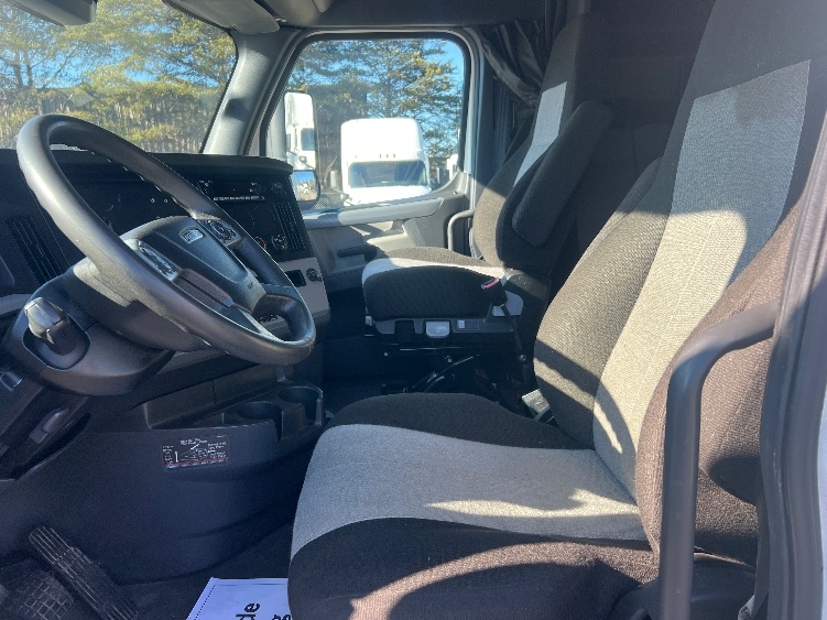 Used 2022 Freightliner Cascadia - photo 12