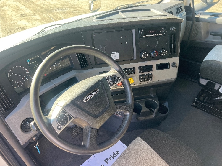 Used 2022 Freightliner Cascadia - photo 13