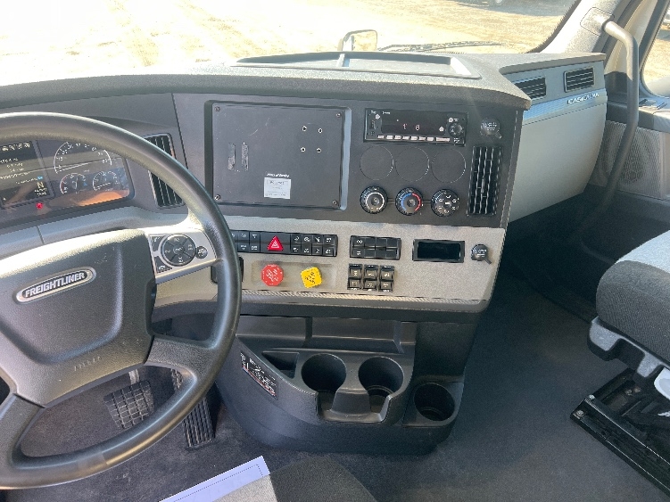 Used 2022 Freightliner Cascadia - photo 14