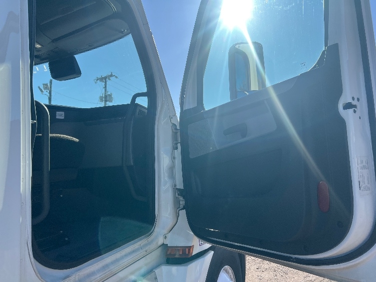 Used 2022 Freightliner Cascadia - photo 15