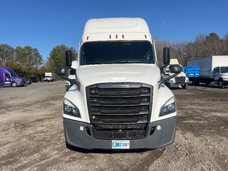 Used 2022 Freightliner Cascadia - photo 2