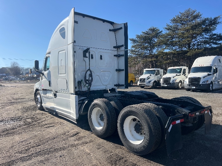 Used 2022 Freightliner Cascadia - photo 7
