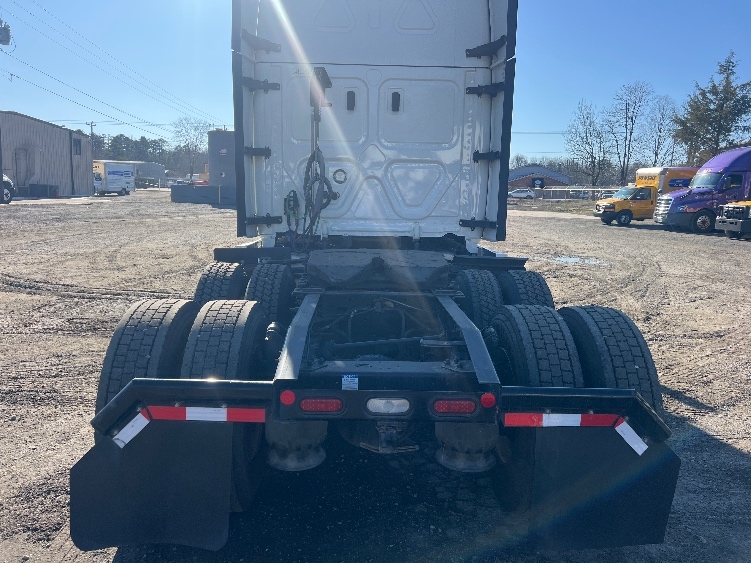 Used 2022 Freightliner Cascadia - photo 8