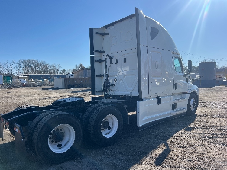 Used 2022 Freightliner Cascadia - photo 9