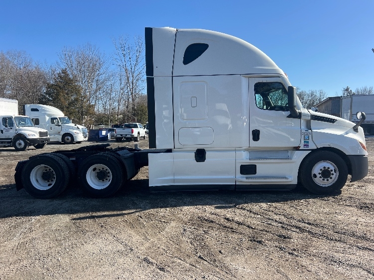 Used 2022 Freightliner Cascadia - photo 10