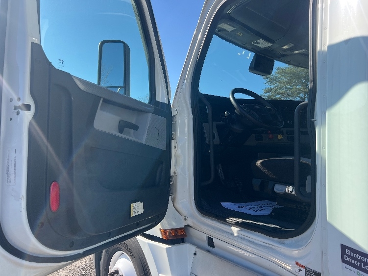 Used 2022 Freightliner Cascadia - photo 11