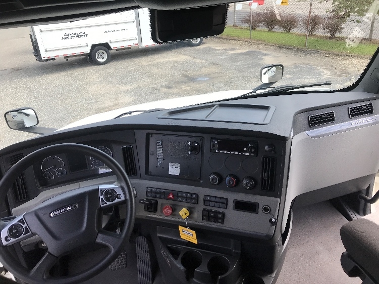 Used 2022 Freightliner Cascadia - photo 12