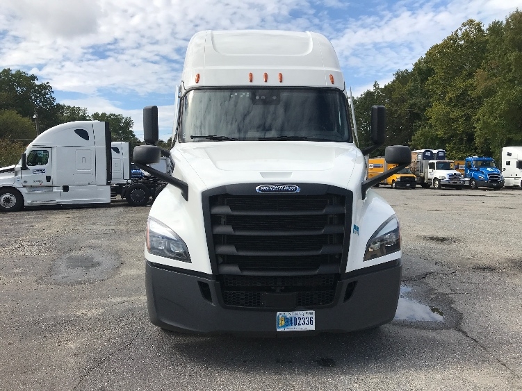Used 2022 Freightliner Cascadia - photo 2