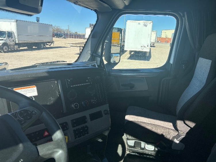 Used 2022 Freightliner Cascadia - photo 12