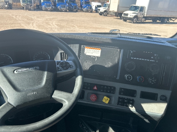 Used 2022 Freightliner Cascadia - photo 13