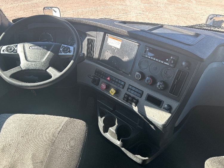 Used 2022 Freightliner Cascadia - photo 14