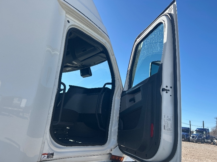Used 2022 Freightliner Cascadia - photo 15