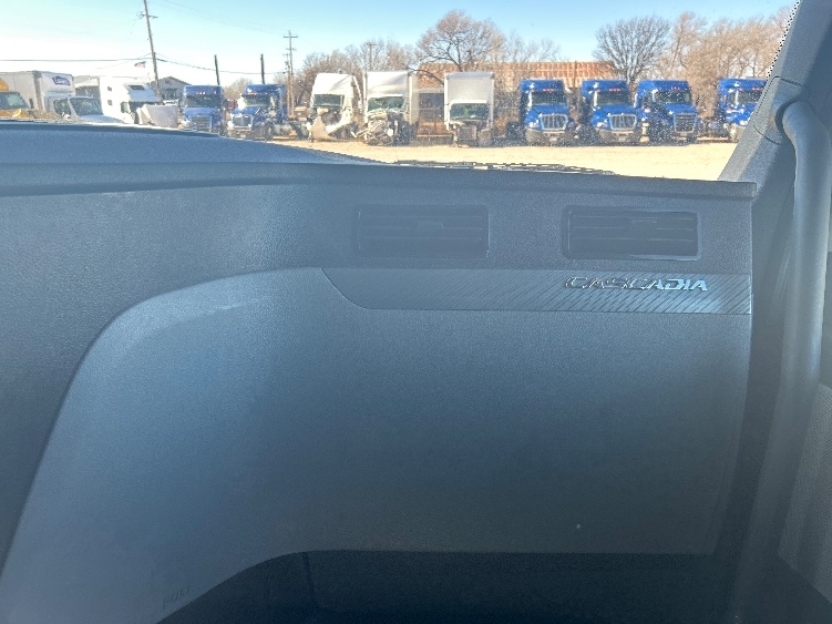 Used 2022 Freightliner Cascadia - photo 16