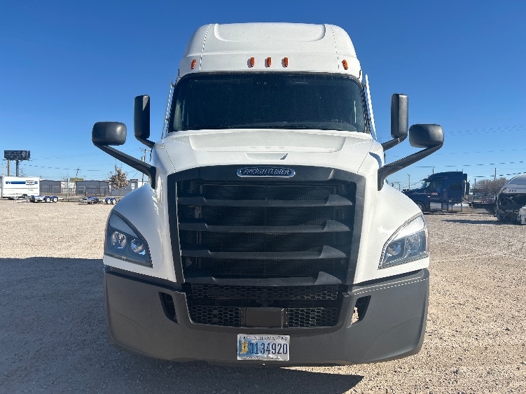 Used 2022 Freightliner Cascadia - photo 2
