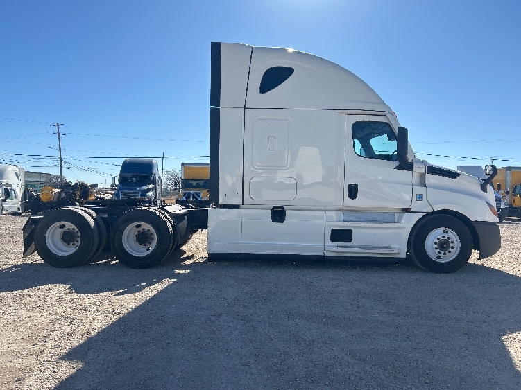 Used 2022 Freightliner Cascadia - photo 10