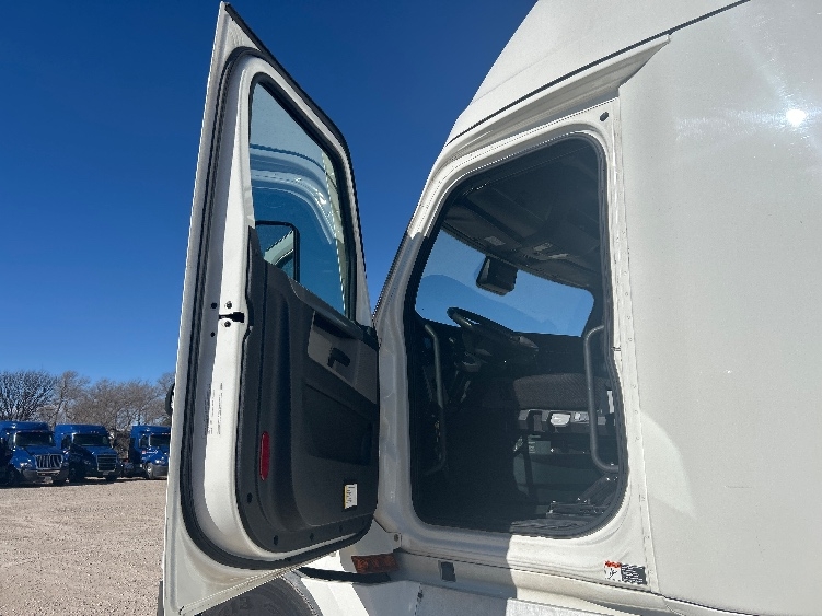 Used 2022 Freightliner Cascadia - photo 11