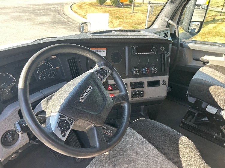 Used 2022 Freightliner Cascadia - photo 12