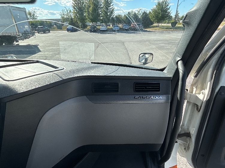Used 2022 Freightliner Cascadia - photo 16