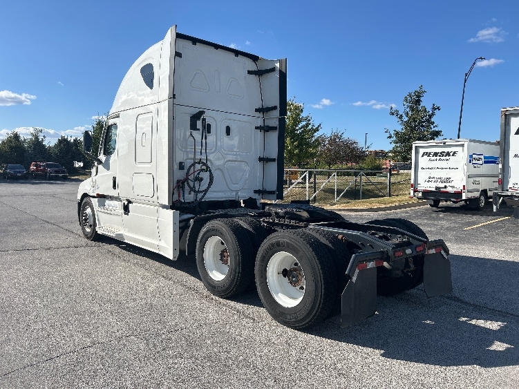 Used 2022 Freightliner Cascadia - photo 7