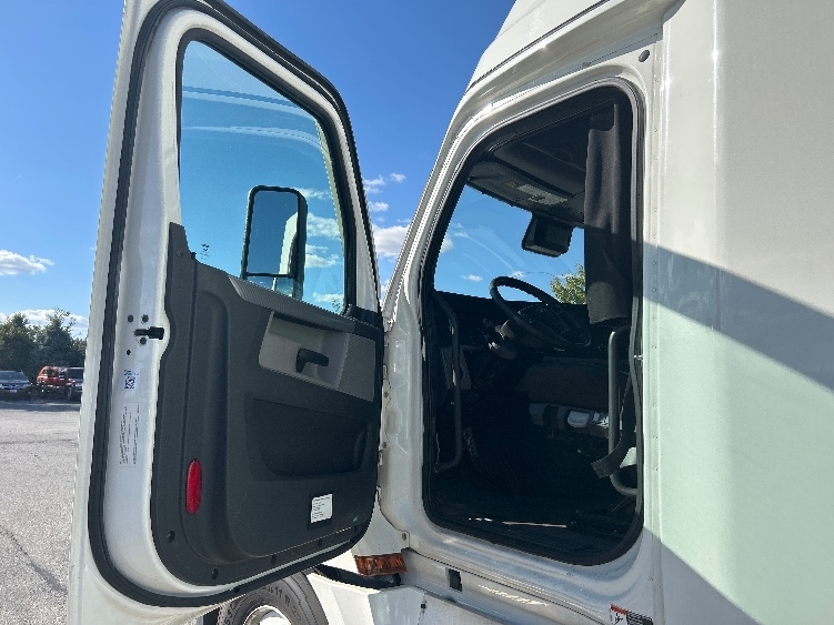 Used 2022 Freightliner Cascadia - photo 11