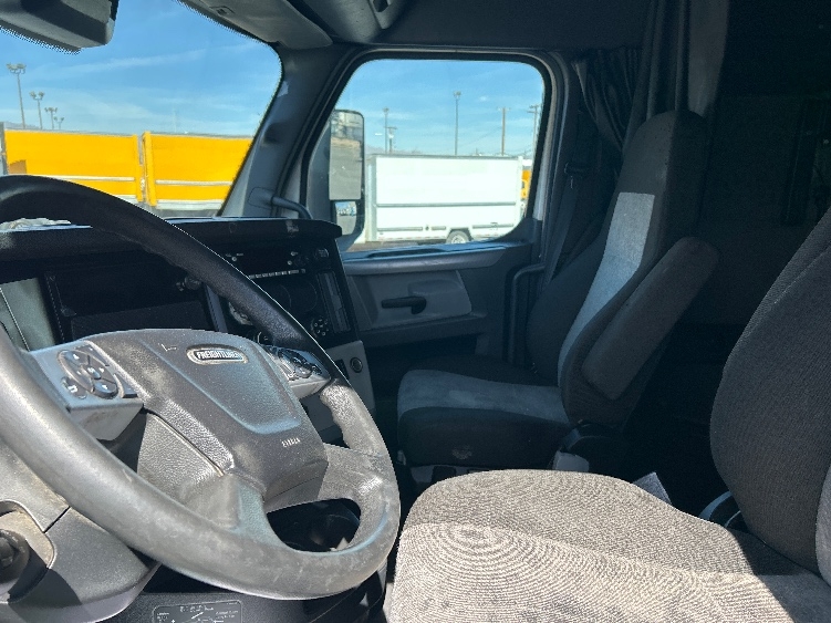 Used 2022 Freightliner Cascadia - photo 12