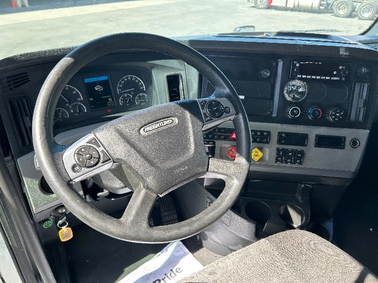 Used 2022 Freightliner Cascadia - photo 13