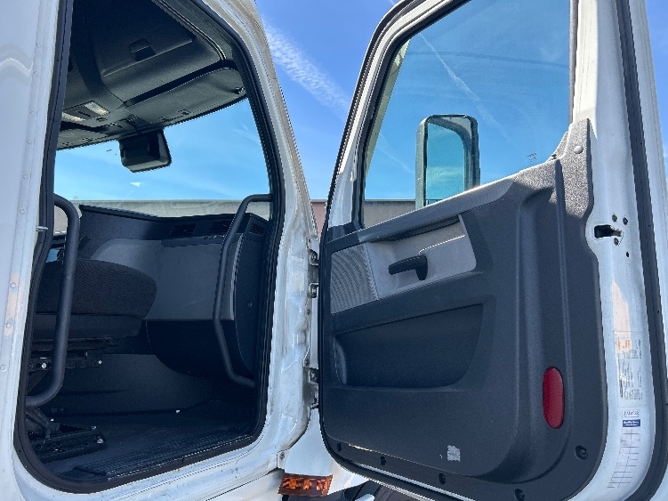 Used 2022 Freightliner Cascadia - photo 15