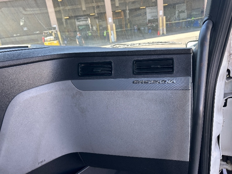 Used 2022 Freightliner Cascadia - photo 16